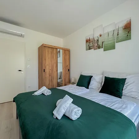 Silverbay Garden Apartment *