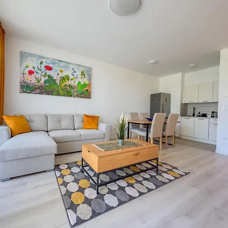 Silverbay Garden Apartment *