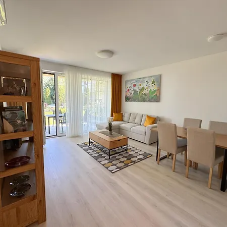 Silverbay Garden Apartment *